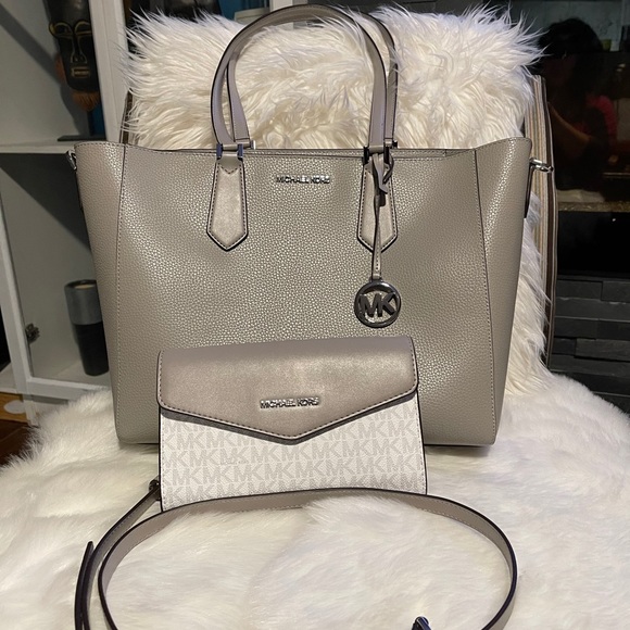 Brand New Michael Kors Leather Saffiano Handbag - Picture 7 of 11